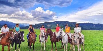 Nicole Neumann a caballo junto a sus hijas y amigas.