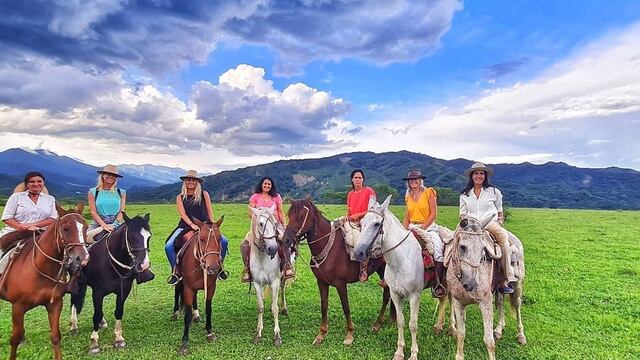 Nicole Neumann a caballo junto a sus hijas y amigas.