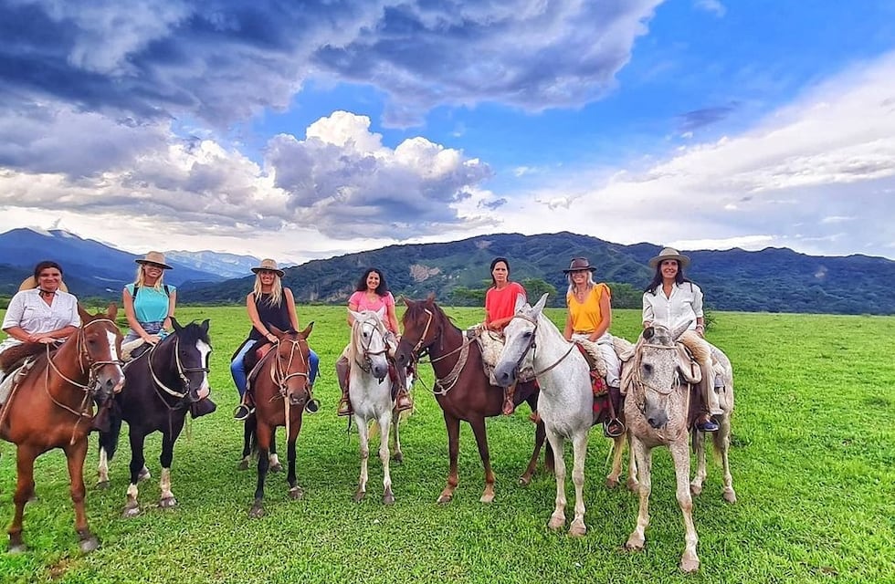 Las hermosas postales de Nicole Neumann a caballo por Salta