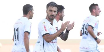 El árbitro Tello sancionó penal para Newell's y Scocco puso el 1-1 transitorio.