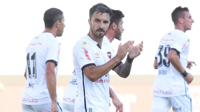 El árbitro Tello sancionó penal para Newell's y Scocco puso el 1-1 transitorio.