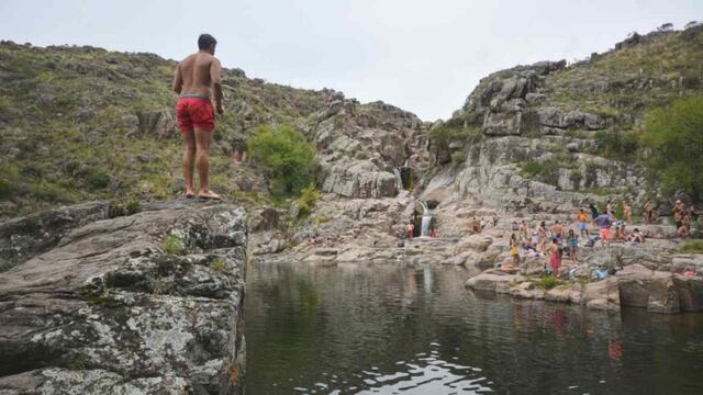La cascada de Oláen forma toboganes de agua entre paredones de piedra y piletones de más de 10 metros de profundidad. (Agencia Córdoba Turismo)