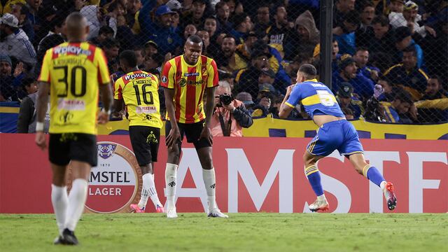 AME2307. BUENOS AIRES (ARGENTINA), 18/04/2023.- Alan Varela (d) de Boca celebra su gol hoy, en un partido de la fase de grupos de la Copa Libertadores entre Boca Juniors y Deportivo Pereira en el estadio La Bombonera en Buenos Aires (Argentina). EFE/Juan Ignacio Roncoroni