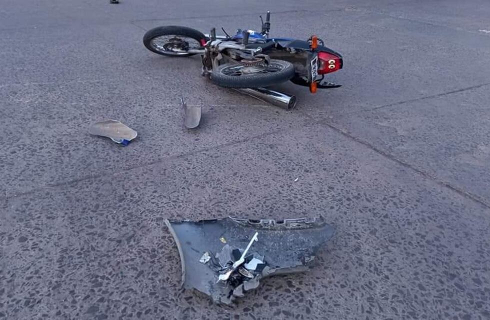 Un joven está grave tras chocar con su moto contra un cordón