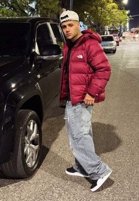 Michael Carballo junto a la Amarok que manejaba