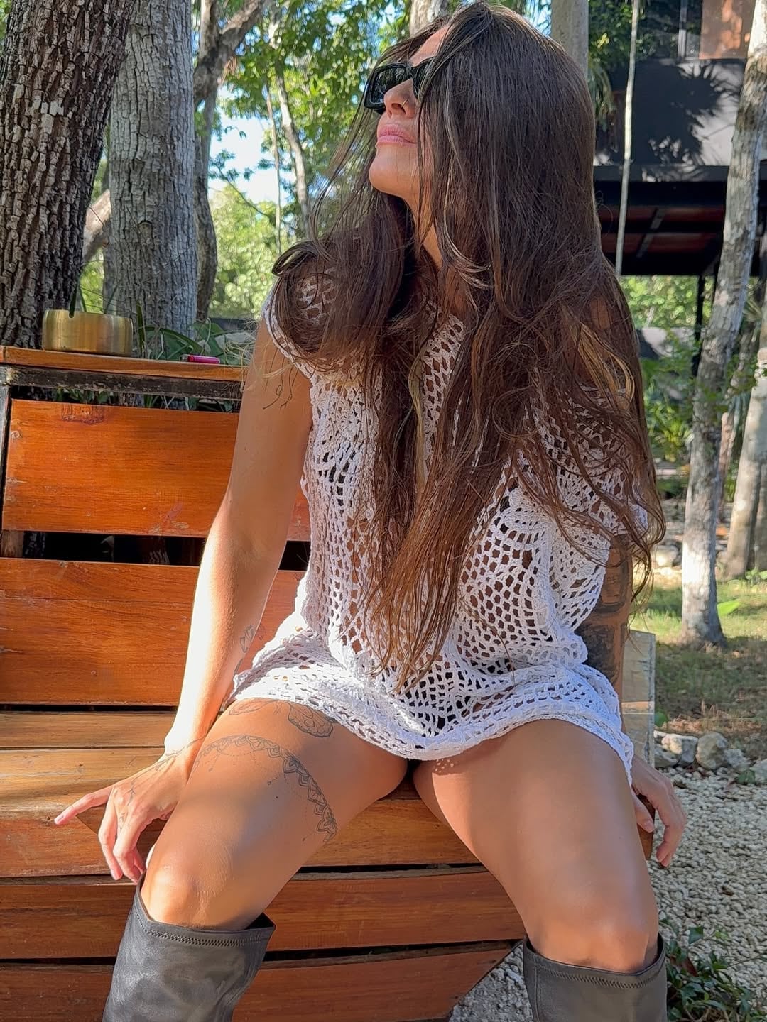 Botas y mini vestido con transparencias: Ivana Nadal posó sin tapujos y desató pasiones con un look al límite