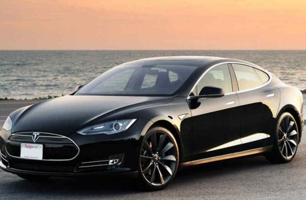 Un accidente de un auto Tesla “sin nadie al volante” dejó dos muertos en Estados Unidos