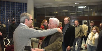 Jhon Boretto nuevo rector de la UNC, en el abrazo con Hugo Juri, saliente de la función
(Facundo Luque / La Voz).