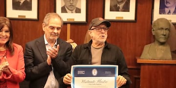 Baglietto posa junto al rector Pagani con la distinción que le otorgó al UNT.