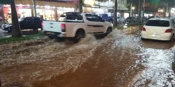 Varias calles de Puerto Iguazú se encuentran anegadas por las inclemencias del tiempo.