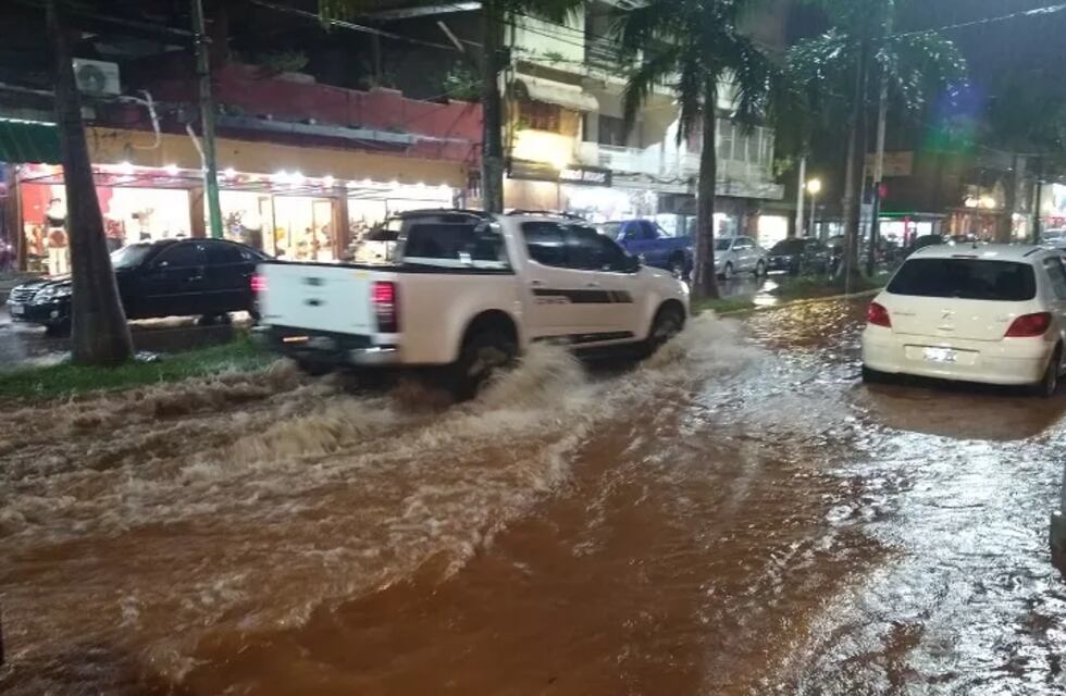 Varias calles de Puerto Iguazú se encuentran anegadas por las inclemencias del tiempo