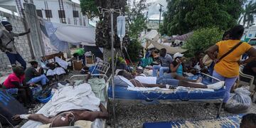 Heridos por el terremoto en camas afuera del hospital Immaculée Conception en Les Cayes, Haití. (AP/Fernando Llano)