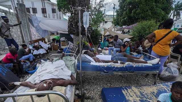 Heridos por el terremoto en camas afuera del hospital Immaculée Conception en Les Cayes, Haití. (AP/Fernando Llano)