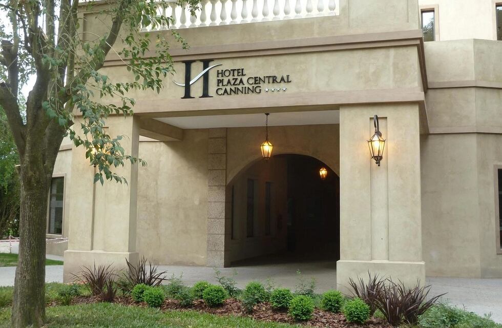 Tras allanar el hotel donde están los tripulantes iraníes, la Justicia determinó que no pueden salir del país