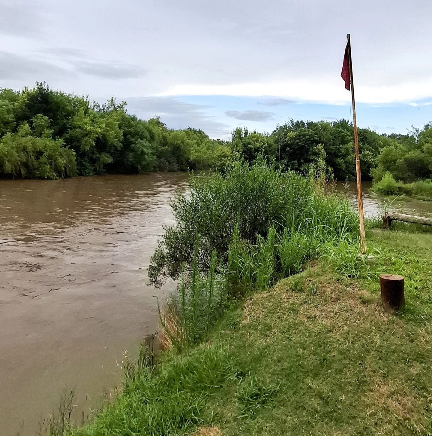 Bandera Roja en la costa del Río Xanaes en Arroyito por la creciente