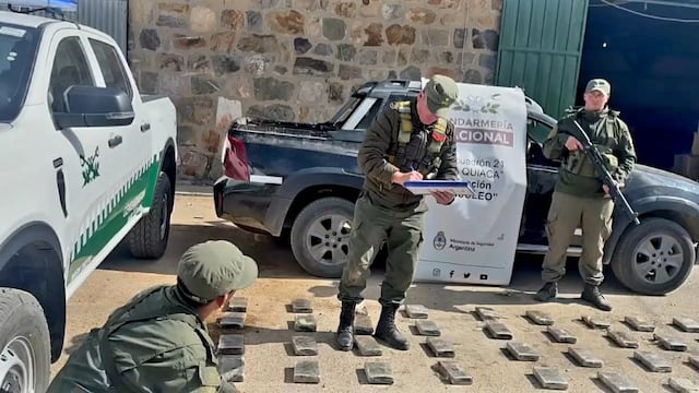 Se contabilizó 82 "ladrillos" de cocaína, cargamento que en total pesó 87,838 kg.