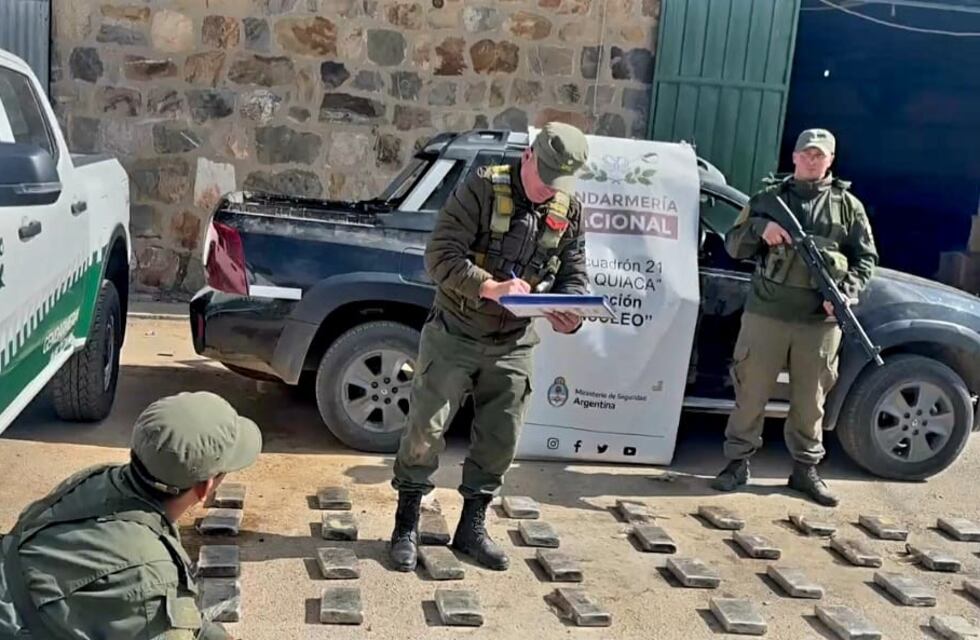 Insólito: por viajar sin documentos, les descubren la camioneta cargada de cocaína