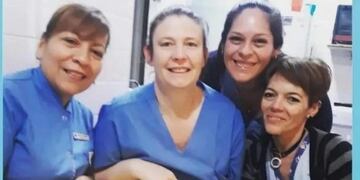 Elizabeth (primera de la derecha) junto a sus compañeras del Hospital Churruca