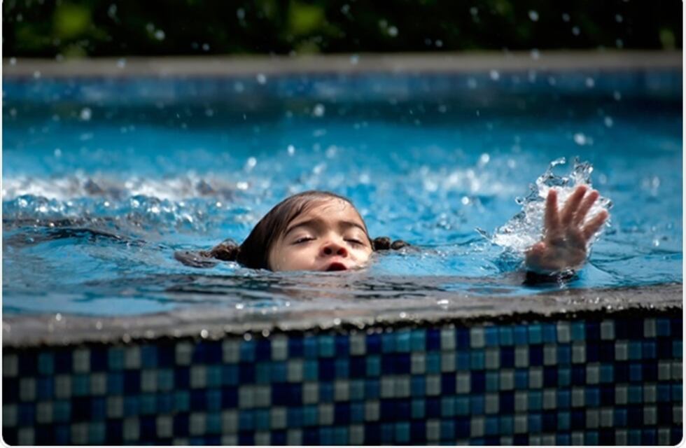 El niño que se había ahogado, permanece grave