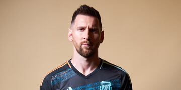 Lionel Messi con la camiseta alternativa de la selección femenina (AFA)
