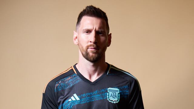 Lionel Messi con la camiseta alternativa de la selección femenina (AFA)