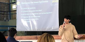 Alumnos de la Escuela de Educación Técnica N.º 1 Dr. Conrado Etchebarne presentando la modernización educativa.