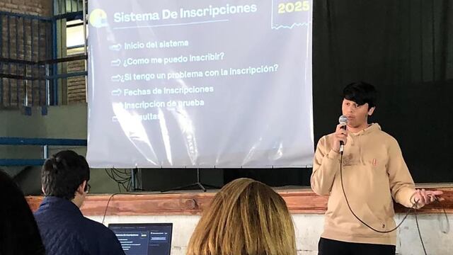 Alumnos de la Escuela de Educación Técnica N.º 1 Dr. Conrado Etchebarne presentando la modernización educativa.