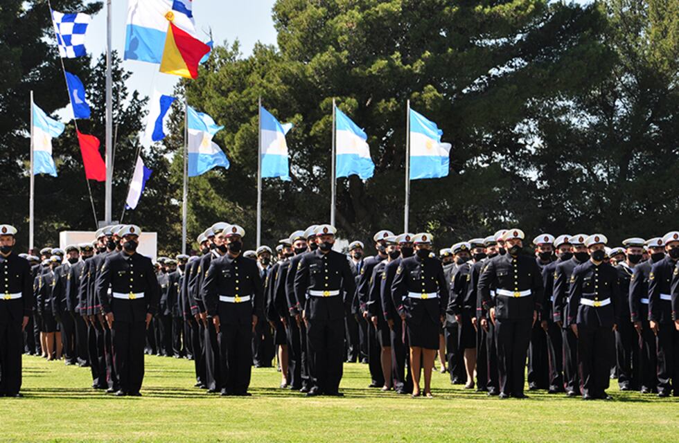 Puerto Belgrano: entrega de uniformes y jura a la bandera de aspirantes