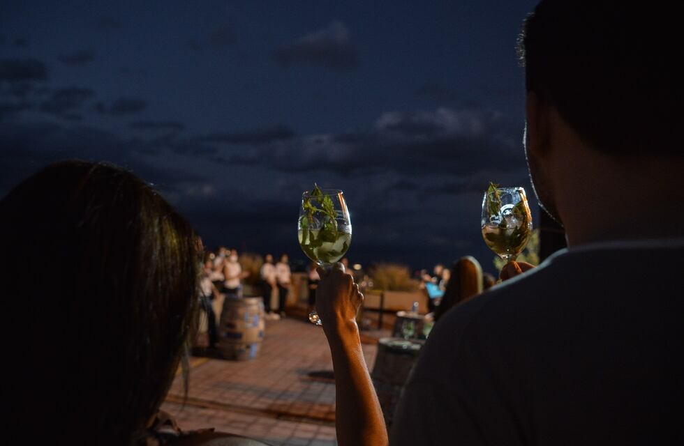 Vino bajo las estrellas en la Ciudad de Mendoza