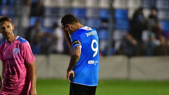 Pablo Vegetti y el llanto tras la derrota con Temperley, que terminó postergando a Belgrano. Ya no hay chances de ascenso (Federico López Claro).
