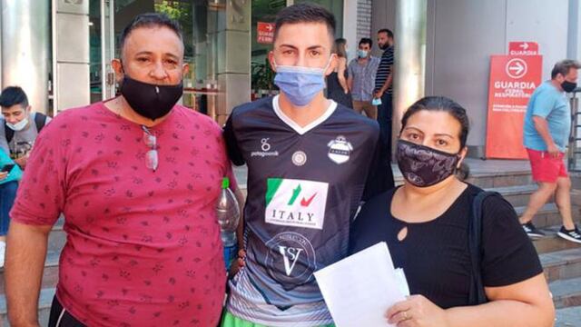 El joven y su familia. (Gentileza El Doce/Juan Pablo Lavisse)