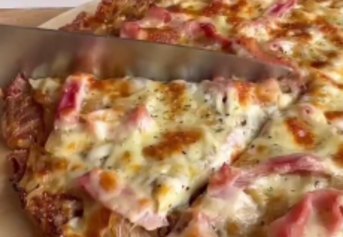 Cómo hacer una pizza sin harina: la receta con solo 5 ingredientes que te salva el almuerzo o la cena