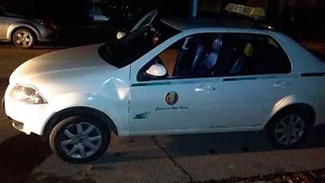 El taxi donde fue encerrado el trabajador (Gentileza Villa María Vivo).