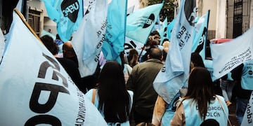 Insisten en que se trata de una reducción de sus salarios.