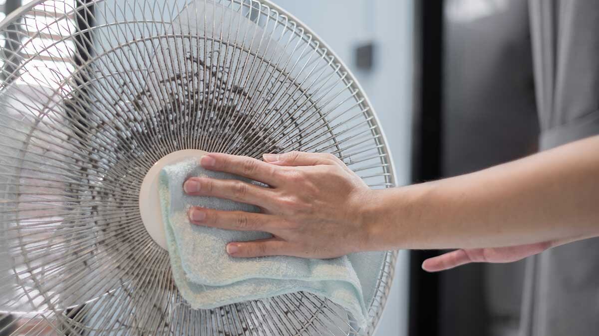 Limpiar el ventilador con una mezcla casera y sin trapos es una opción práctica y efectiva para mantener el hogar fresco en verano.