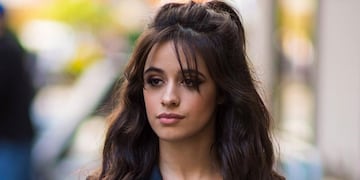 Camila Cabello festejó desde la piscina con una microbikini y cautivó a sus seguidores