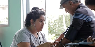 La detección temprana y la evaluación integral facilitan el diagnóstico, la adherencia al tratamiento y el acompañamiento de la persona mayor y su red de apoyo.