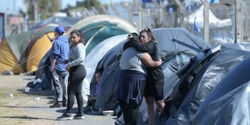 Fanáticas de Justin Bieber se abrazan ante la decepción por la cancelación del show.