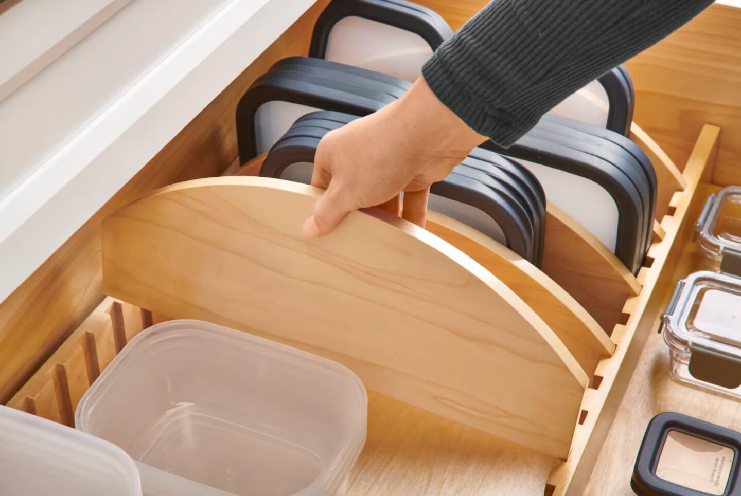 Chau caos de tuppers: el accesorio que ordena la cocina y también suma estilo