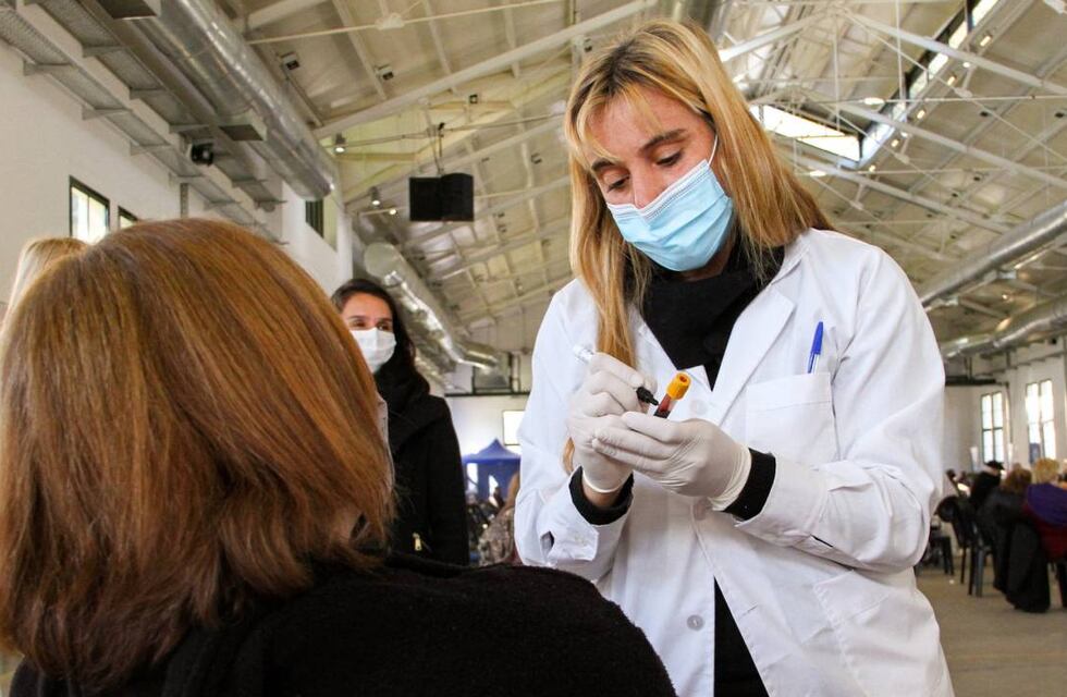 Analizan en Rosario el efecto de la combinación de vacunas Sputnik V y Moderna