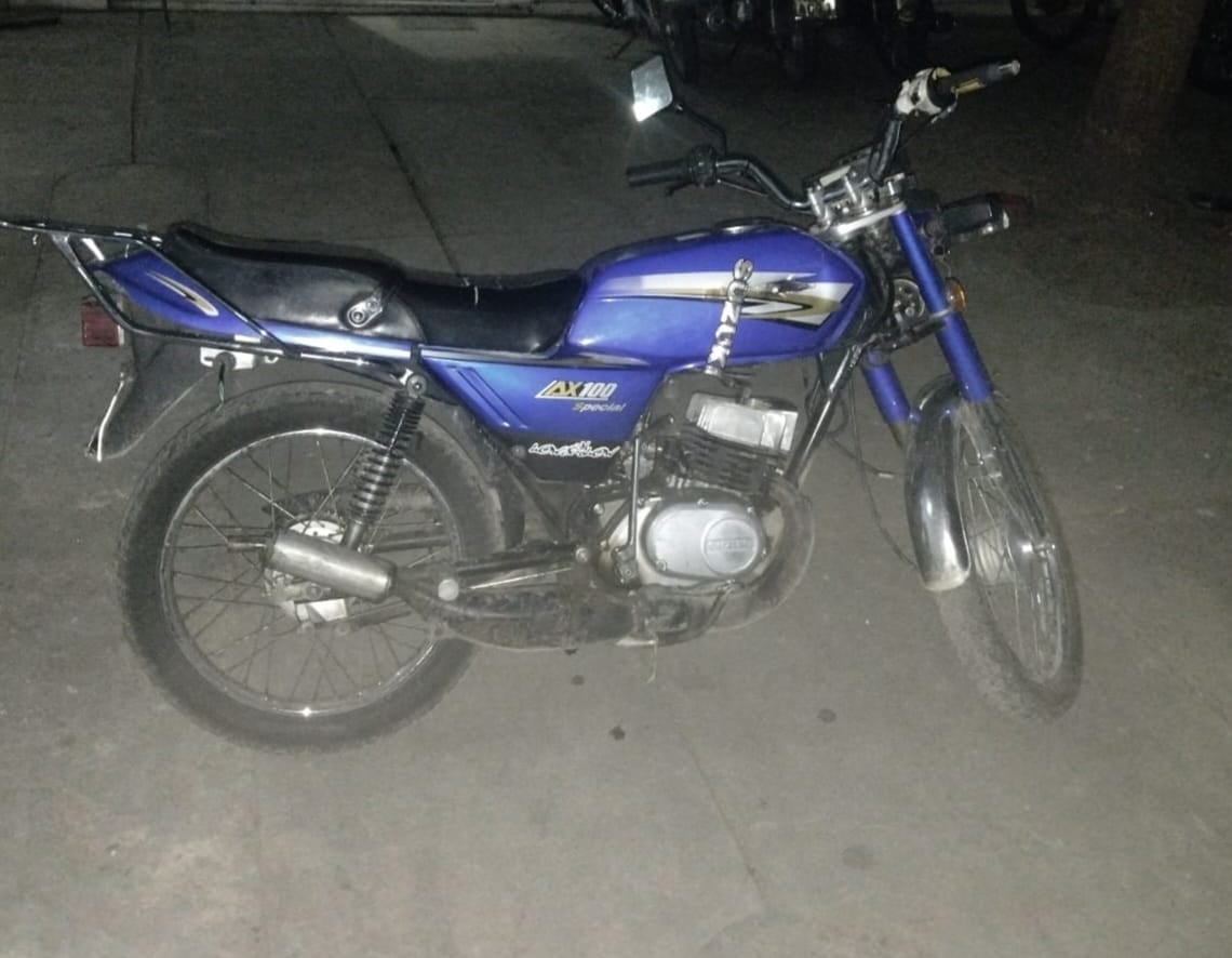 La motocicleta en la que viajaban los sujetos entregados por su abuela.