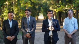 El ministro Lisandro Enrico, el gobernador Maximiliano Pullaro y Leonardo Viotti renovaron el convenio por el Bosquecito Besaccia