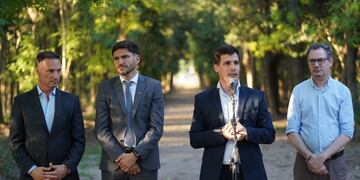 El ministro Lisandro Enrico, el gobernador Maximiliano Pullaro y Leonardo Viotti renovaron el convenio por el Bosquecito Besaccia