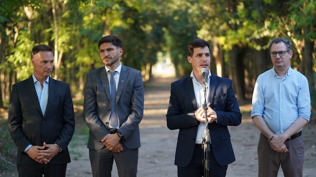 El ministro Lisandro Enrico, el gobernador Maximiliano Pullaro y Leonardo Viotti renovaron el convenio por el Bosquecito Besaccia