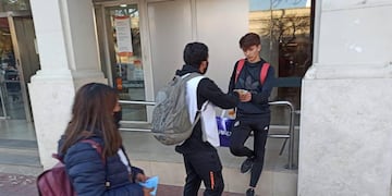 Jóvenes voluntarios recorrieron los comercios rafaelinos