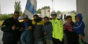 Los primeros hinchas esperan en Avenida Paso, la caravana que despide al Morro García.