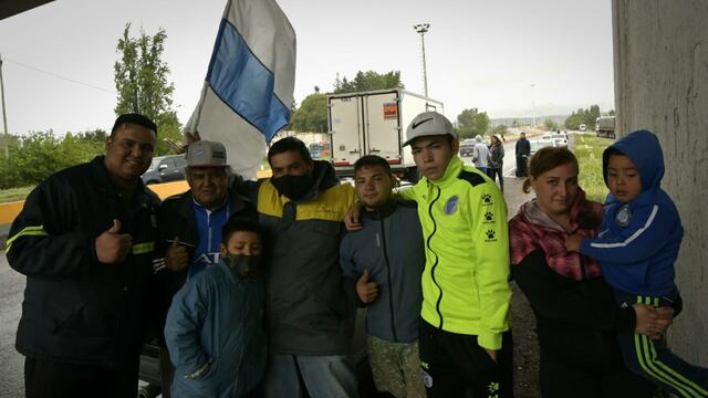 Los primeros hinchas esperan en Avenida Paso, la caravana que despide al Morro García.