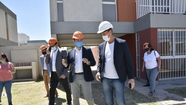 Martín Gill recorriendo obras.