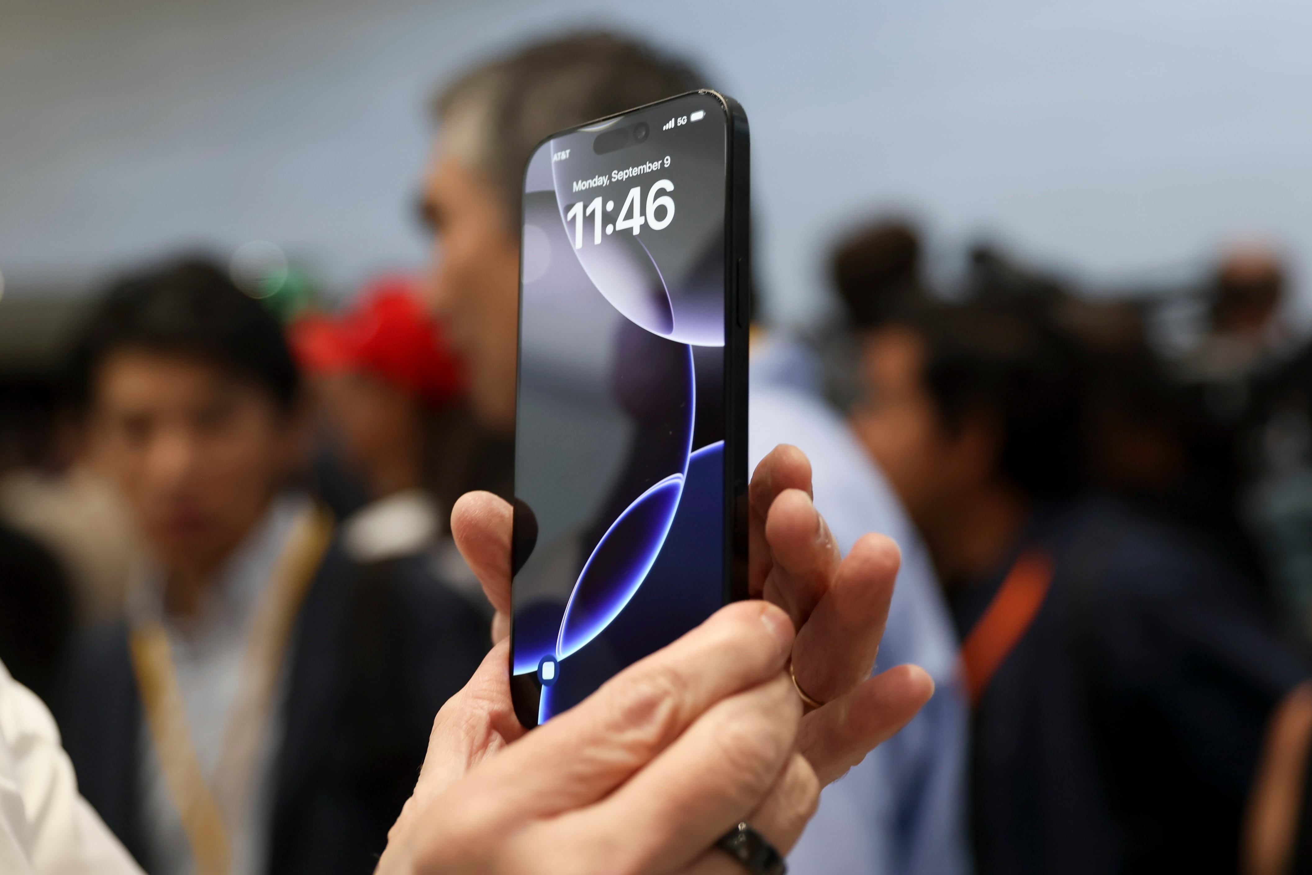 ARCHIVO - El nuevo iPhone 16 mostrado durante un anuncio de nuevos productos en las oficinas de Apple en Cupertino, California, el lunes 9 de septiembre de 2024. (AP Foto/Juliana Yamada, Archivo)