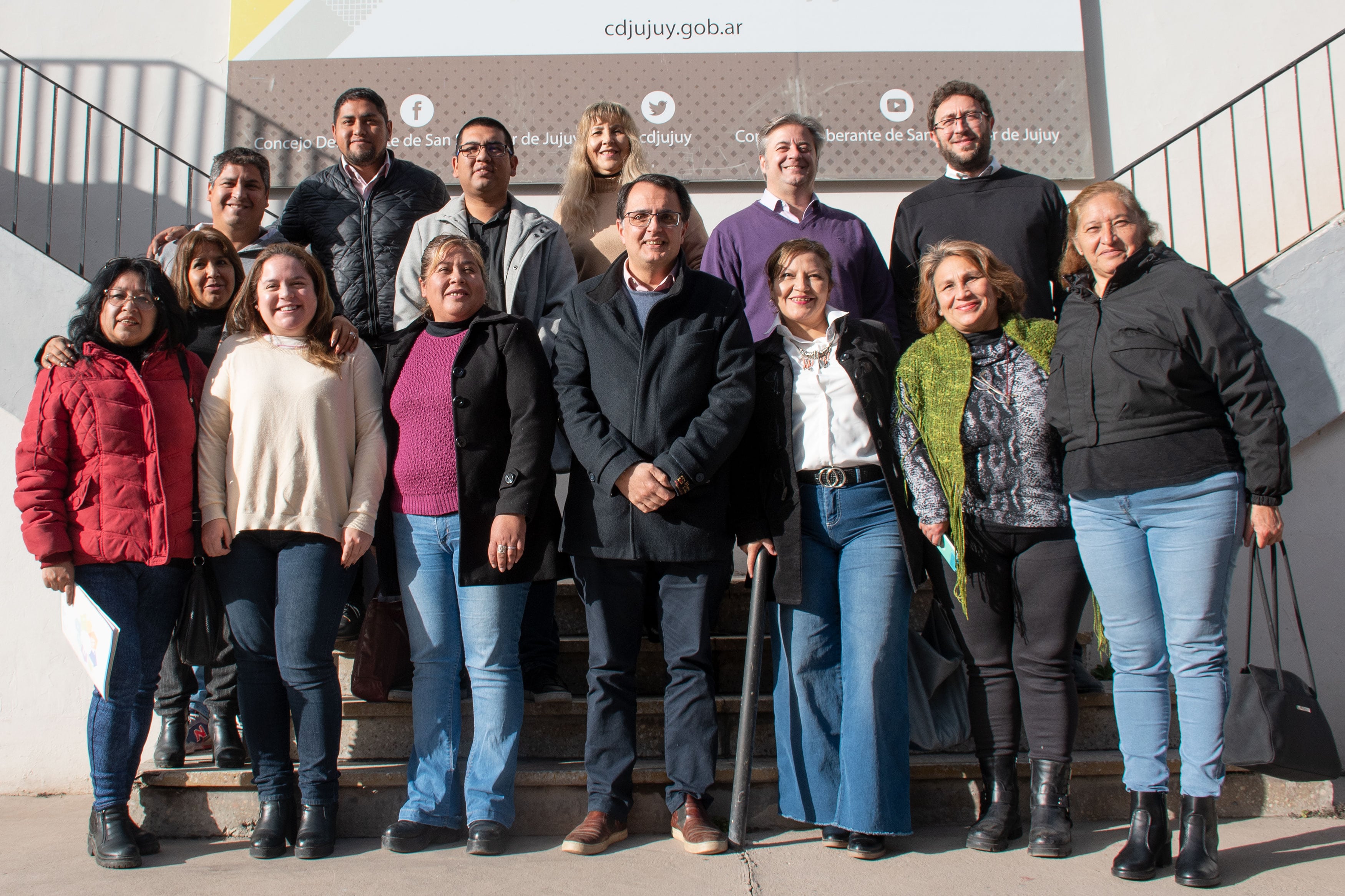 Dirigentes vecinalistas y concejales, en la ya tradicional foto que marca el cierre de las reuniones en el Concejo Deliberante de San Salvador de Jujuy.